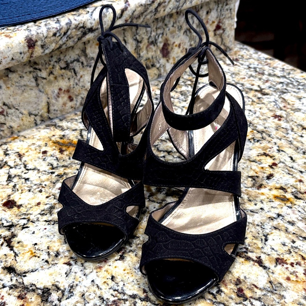 Bandolino Black Textured Heels